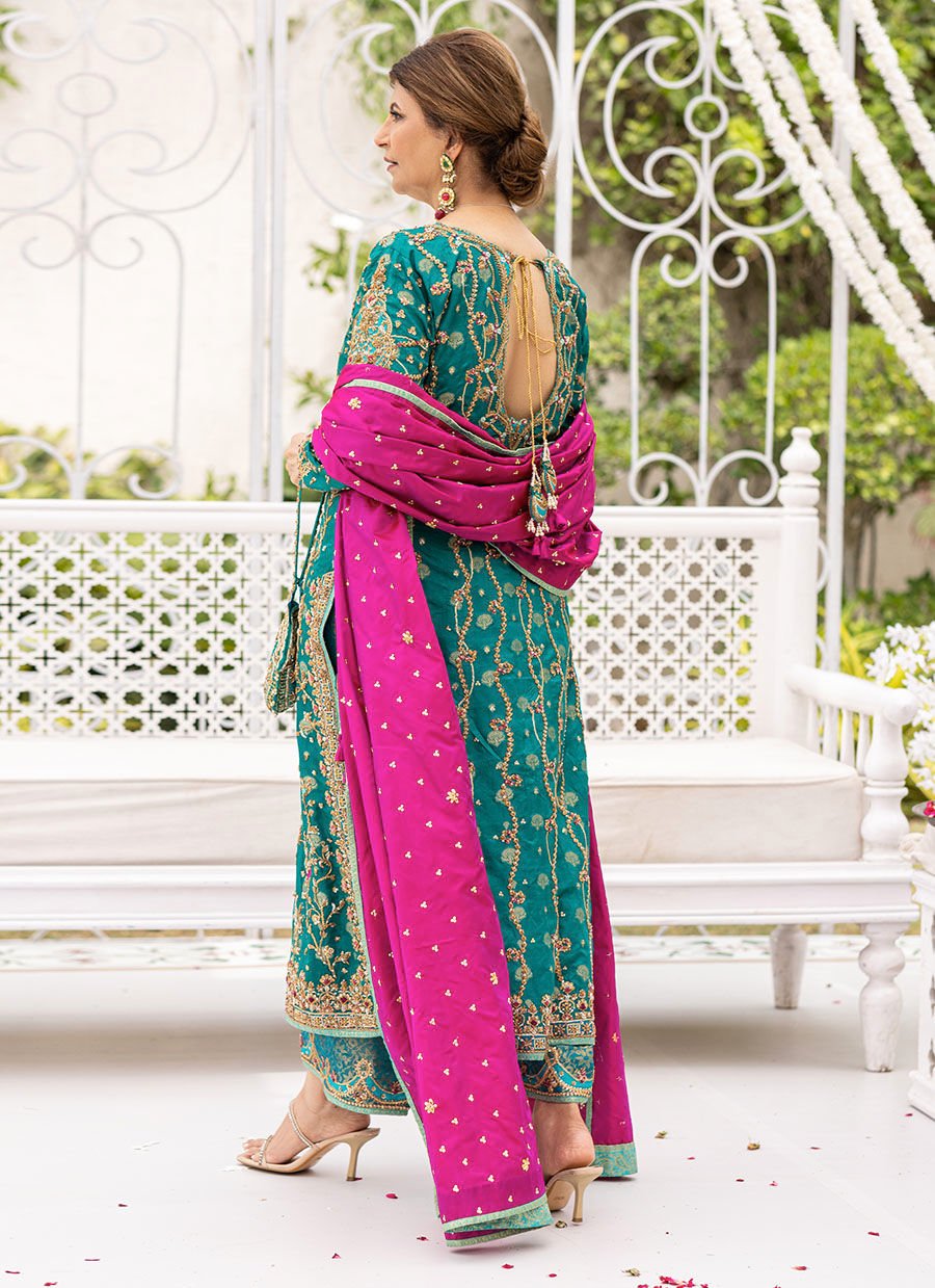 Farah Talib Aziz Emerald Hues Hand Embellished Chiffon Bridal Saree – Photoshoot Angle 6 Farah Talib Aziz Emerald Hues Hand Embellished Chiffon Bridal Saree - Designer Photoshoot Gallery Angle 6 | IQNAZ Couture