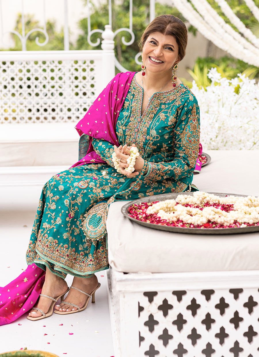 Farah Talib Aziz Emerald Hues Hand Embellished Chiffon Bridal Saree – Dupatta & Border Detailing Farah Talib Aziz Emerald Hues Hand Embellished Chiffon Bridal Saree - Four-Sided Embroidered Dupatta & Pallu Border | IQNAZ