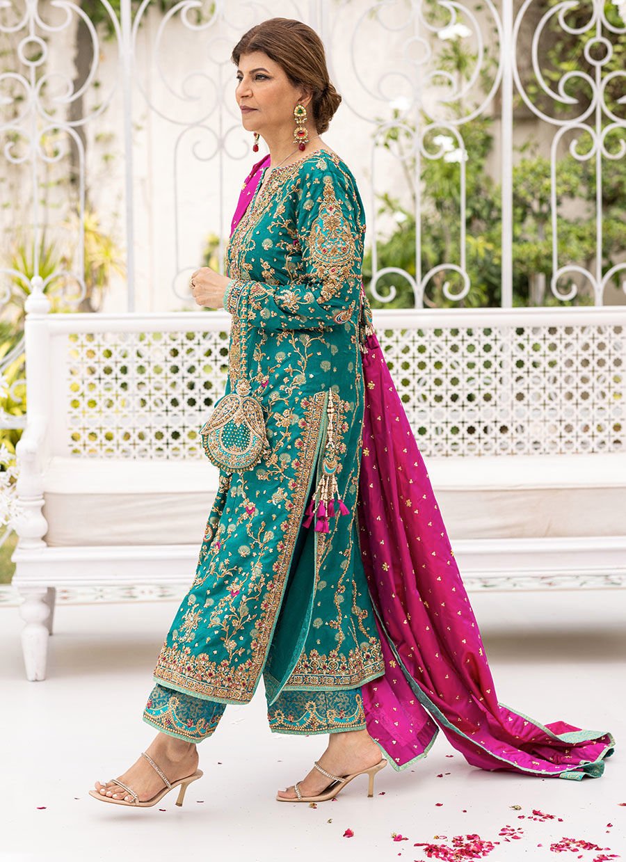 Farah Talib Aziz Emerald Hues Hand Embellished Chiffon Bridal Saree – Back View & Silhouette Farah Talib Aziz Emerald Hues Hand Embellished Chiffon Bridal Saree - Embroidered Back & Daman Silhouette Detailing | IQNAZ